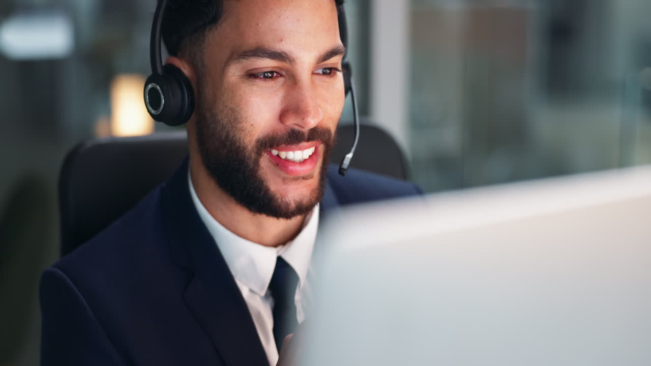 Uomo che indossa una cuffia nel call center