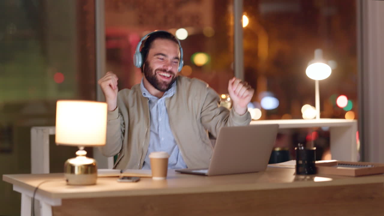 음악에 맞춰 춤을 추는 흥분된 사업가