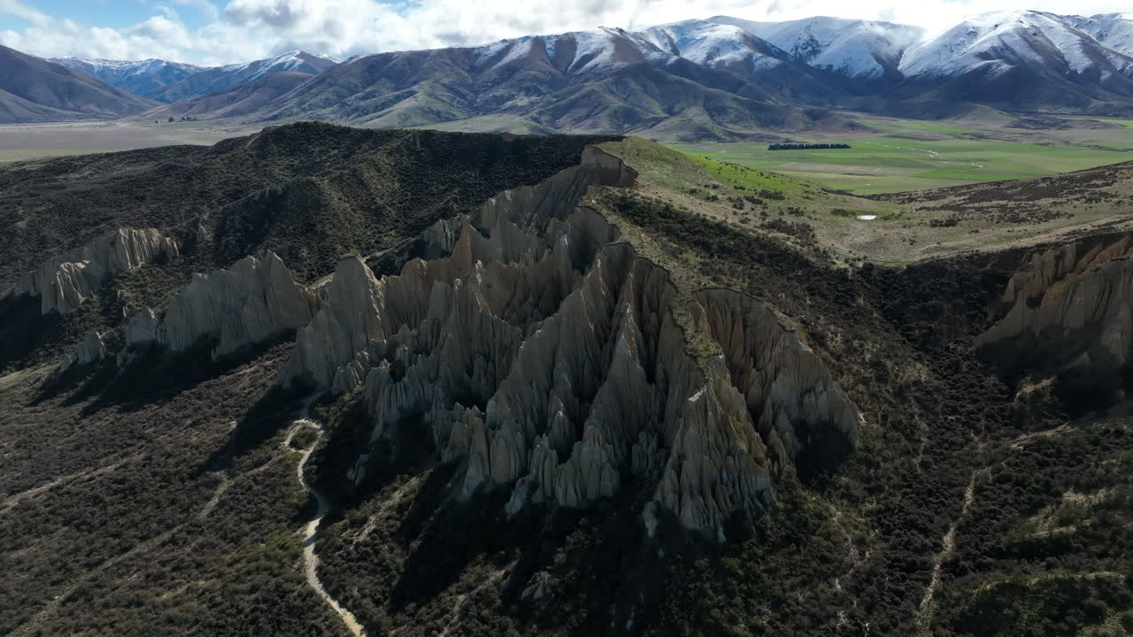 los acantilados de arcilla de omarama, lugar turístico en la isla sur de nueva zelanda