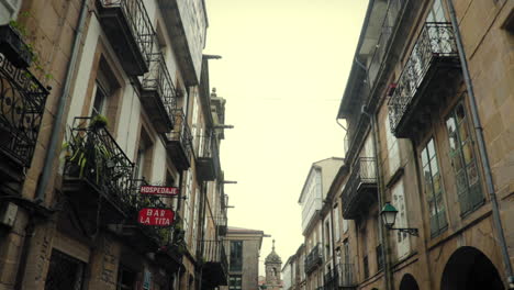 tomada panorámica de la calle europea tradicional en un día sombrío