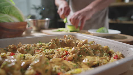 preparando un plato de pollo y arroz de verduras