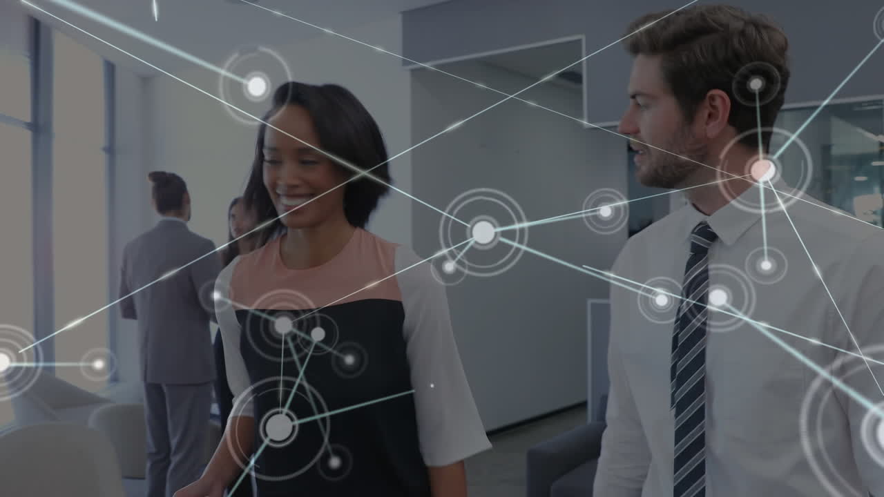 Animazione di una rete di connessioni su un uomo e una donna di diverse etnie che si stringono la mano in ufficio