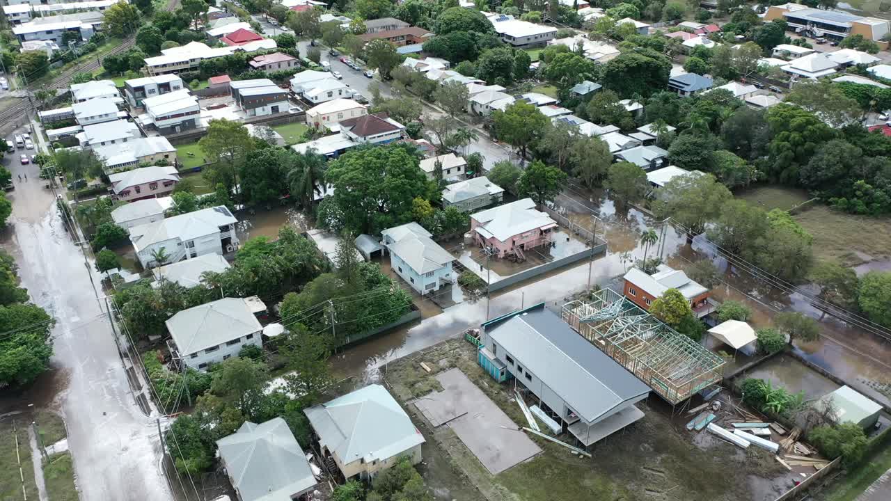 toma de drones de casas inundadas varadas entre las aguas de la inundación