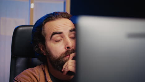 el experto se siente confundido mientras trata de resolver errores en la base de datos.
