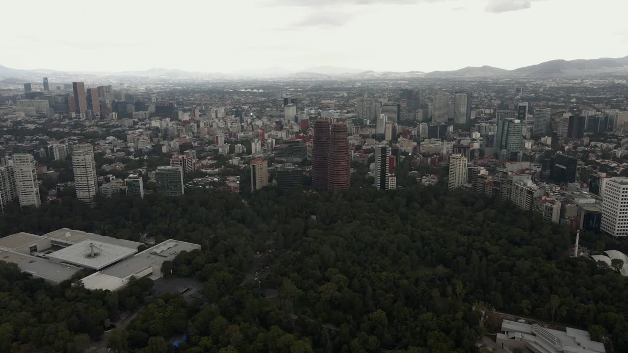 Meksiko Şehri CDMX'teki Chapultepec Parkı rekreasyon alanı, havadan bina silüeti