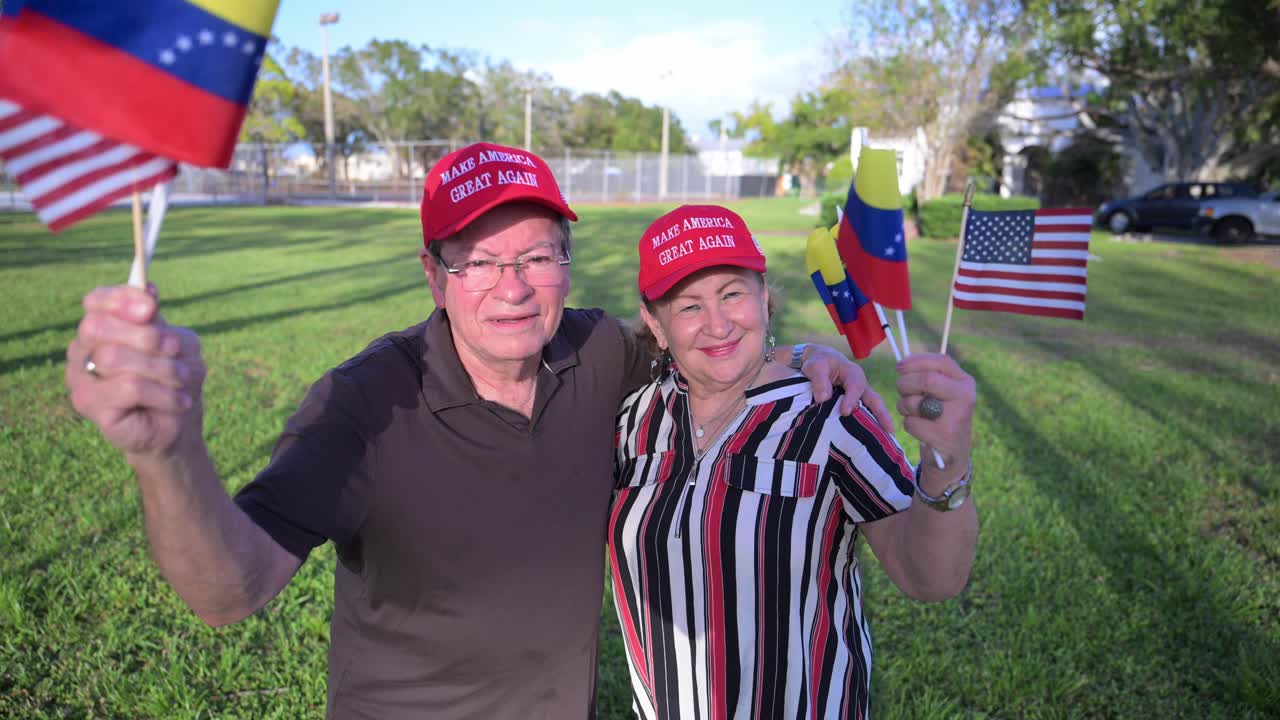 сторонники латинской маги в южной флориде машут перед камерой.