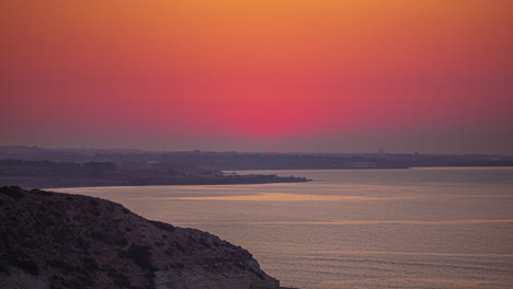 majestuoso amanecer rojo de la isla de chipre, vista en lapso de tiempo