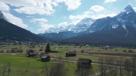 Naturdrohnenaufnahme-Von-Schneebedeckten-Bergen-Und-Grünem-Tal