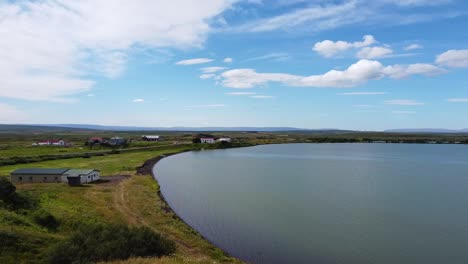 Vista-Impresionante-Sobre-El-Lago-En-Islandia-Desde-El-Mirador-Con-Banco,-Plataforma-Rodante-Aérea-En