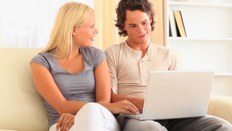 hombre mostrando a su esposa algo en internet