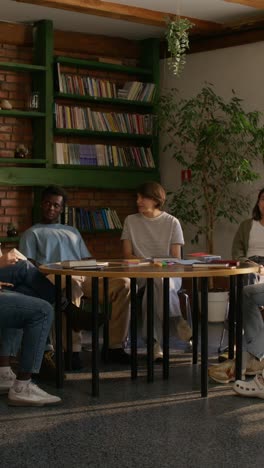 estudiantes en una discusión en grupo
