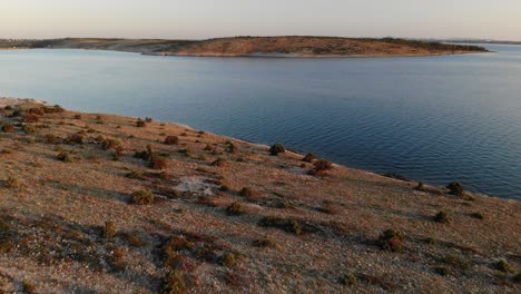cálida luz del atardecer sobre el paisaje kárstico