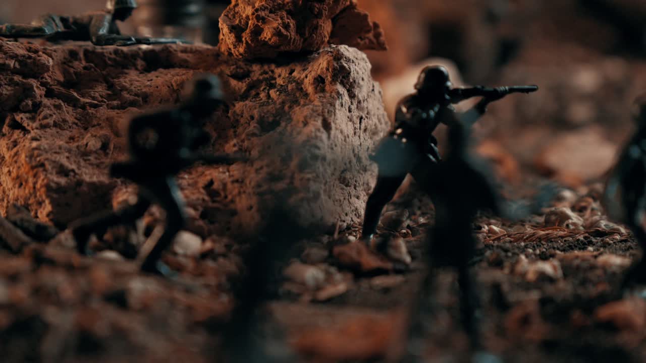Figuras de soldadinhos de brinquedo de plástico escuro dispostas em uma cena de batalha. Soldados em miniatura representando uma guerra histórica com iluminação cinematográfica