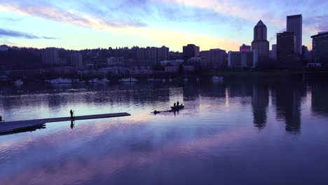 Ein-Weitschuss-über-Den-Willamette-River-Nach-Portland-Oregon-In-Der-Abenddämmerung