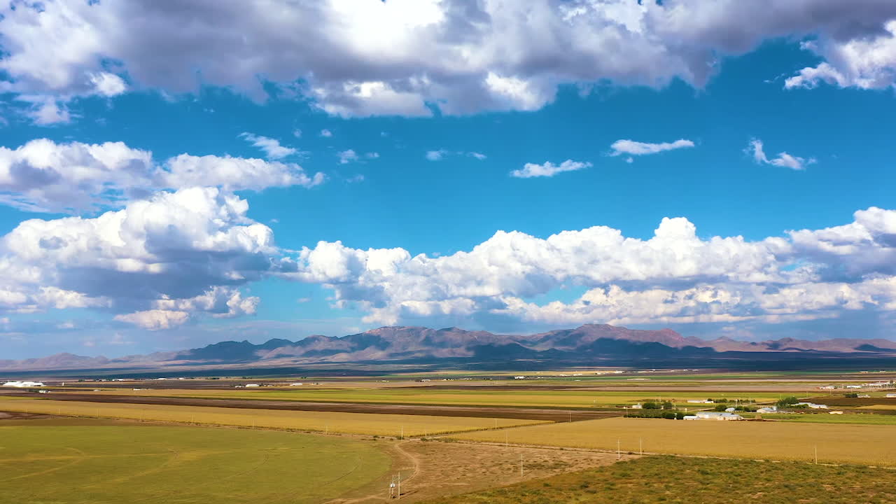 drone time-lapse de un hermoso valle rodeado de montañas con espesas nubes que cubren el cielo