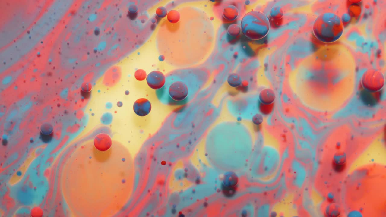 느린 움직임 밝은 파스텔 색상 거품 기름 아름다운 우유 페인트 반이는 색상 다채로운 움직임 가까이. 아크릴 파란색 페인트. 환상적인 표면. 추상적인 다채로운 변환 중력.