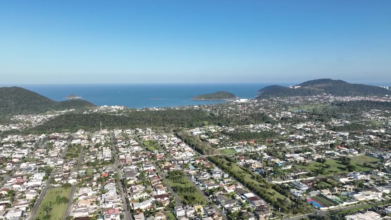Filmato aereo cinematografico con drone di Jardim Umuarama - Perequê, Guarujá, Brasile.
