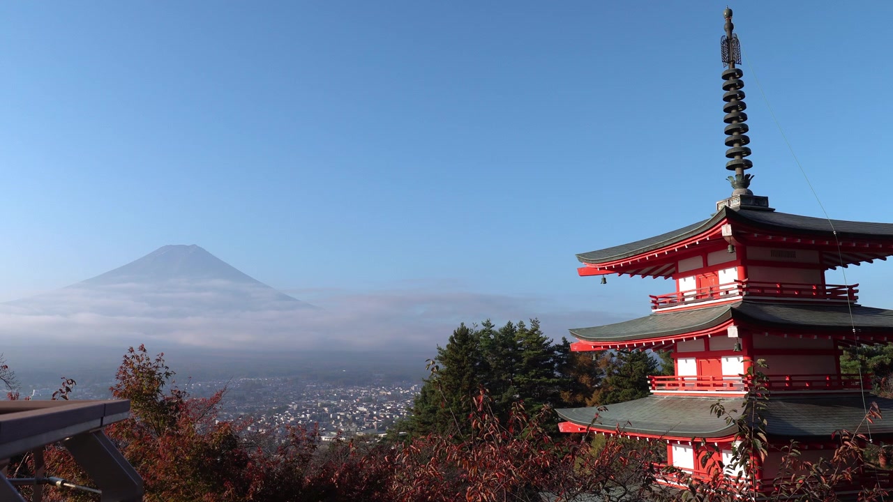 Udsigt over Chureito-pagoden og Fuji-bjerget i Yamanashi, Japan, i efterårssæsonen.