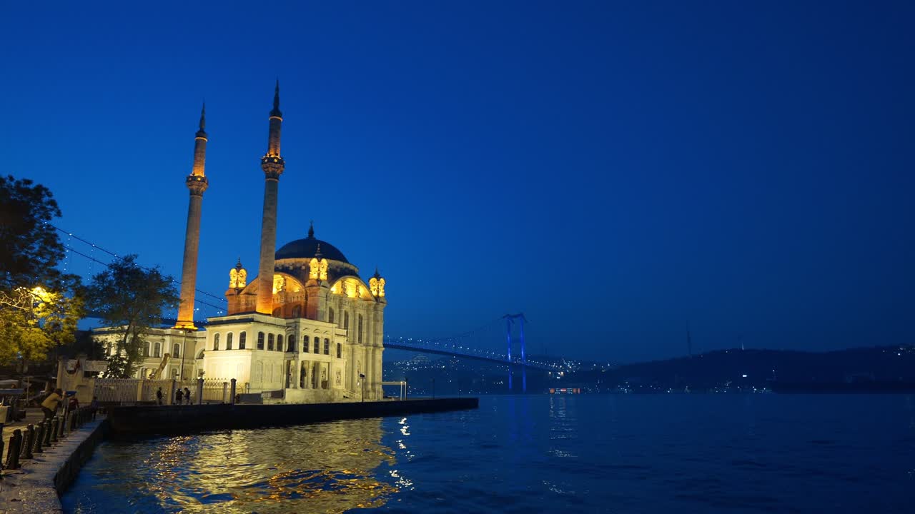 vista aérea nocturna de la mezquita de ortakoy en estambul