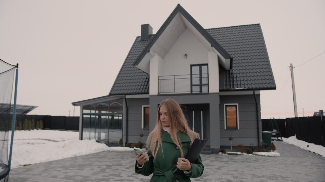 손에 스마트폰을 들고 기다리는 여자