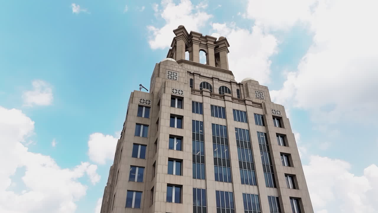 imágenes aéreas ascendentes de la torre peachtree