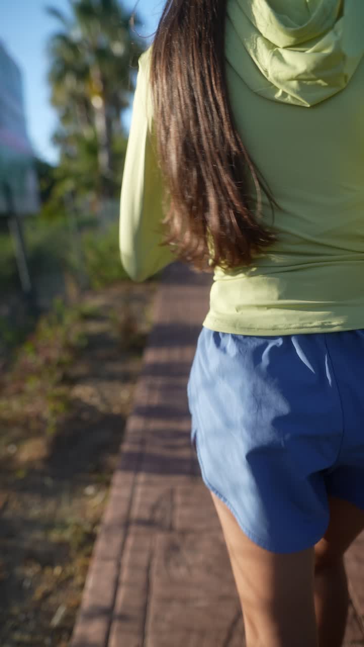 야외에서 달리는 여자