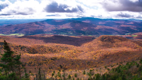 timelapse en la cima de la montaña en otoño