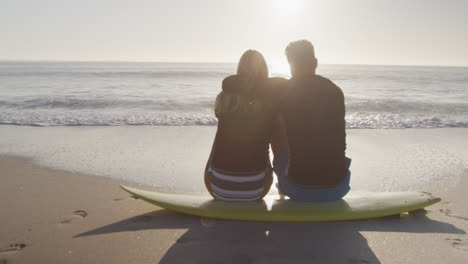 Pareja-Caucásica-Disfrutando-Del-Tiempo-En-La-Playa