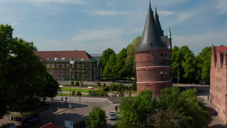 Aufstiegsaufnahmen-Des-Historischen-Zentrums-Der-Stadt.-Luftseitenansicht-Des-Holstentors.-Backsteingotische-Reliquie-Der-Mittelalterlichen-Stadtbefestigung.-Lübeck,-Schleswig-Holstein,-Deutschland