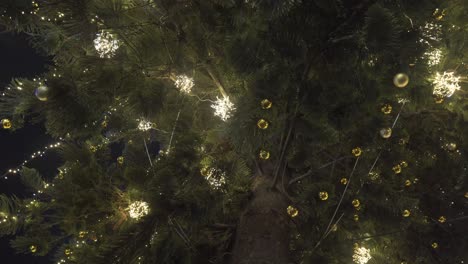 Blick-Nach-Oben-In-Den-Rotierenden-Riesigen-Weihnachtsbaum-Mit-Funkelnden-Lichtern-In-Der-Nacht-In-Der-Stadt-Vigo,-Galicien,-Spanien
