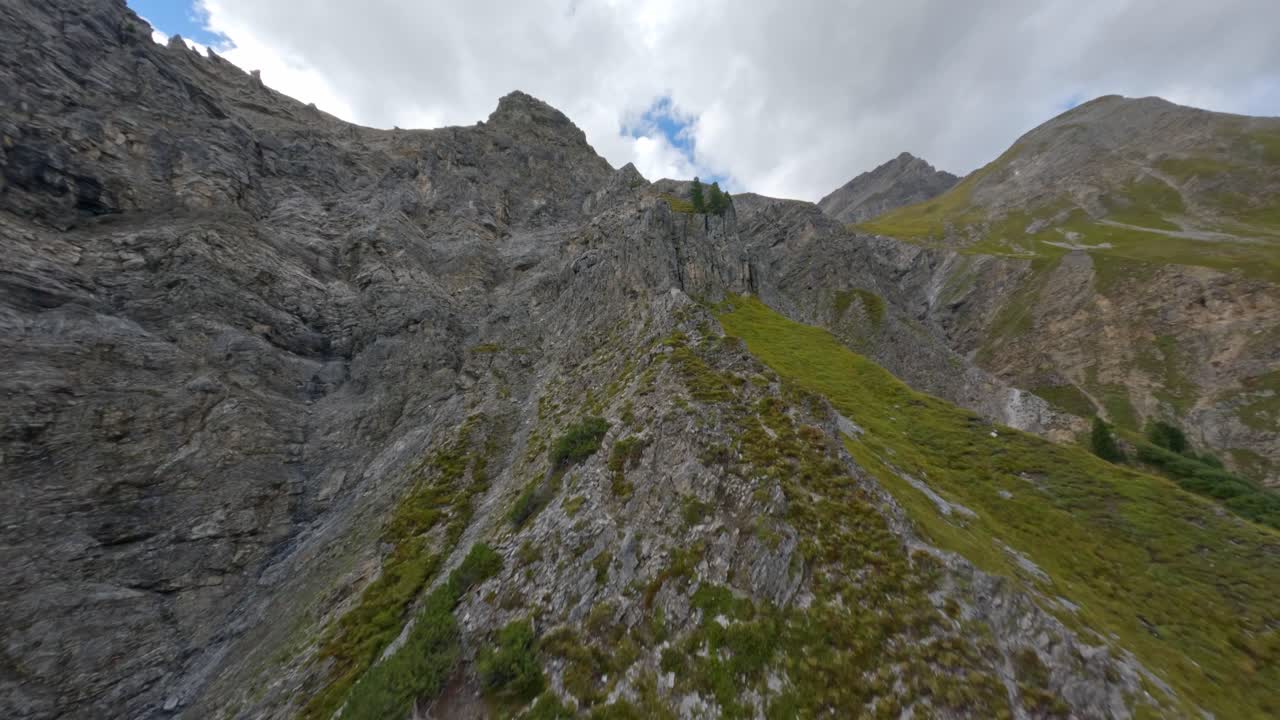 drone fpv volador sobre acantilados escarpados y montañas en davos, suiza