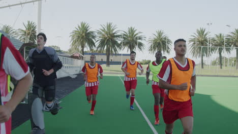 Jugadores-De-Hockey-Preparándose-Antes-De-Un-Partido.