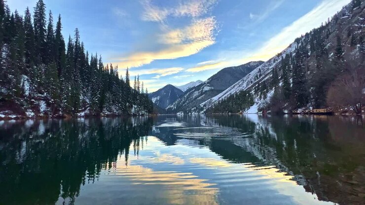 Bellissimo lago alpino tra le montagne