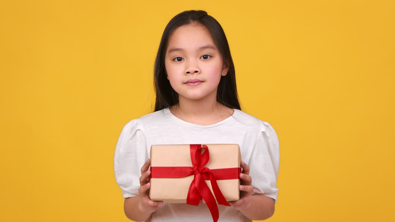 선물을 들고 있는 소녀