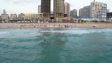 Toma-De-Drone-De-Un-Edificio-Al-Lado-De-La-Orilla