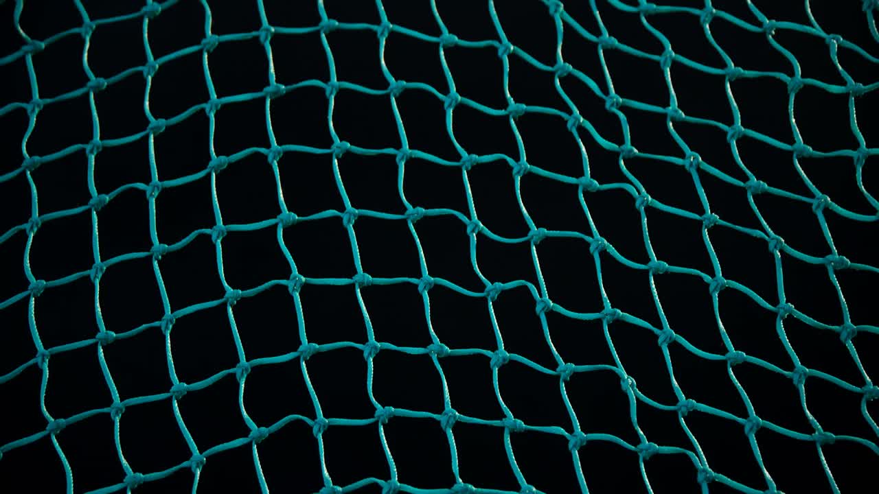 la pelota de tenis golpeando la red 4k