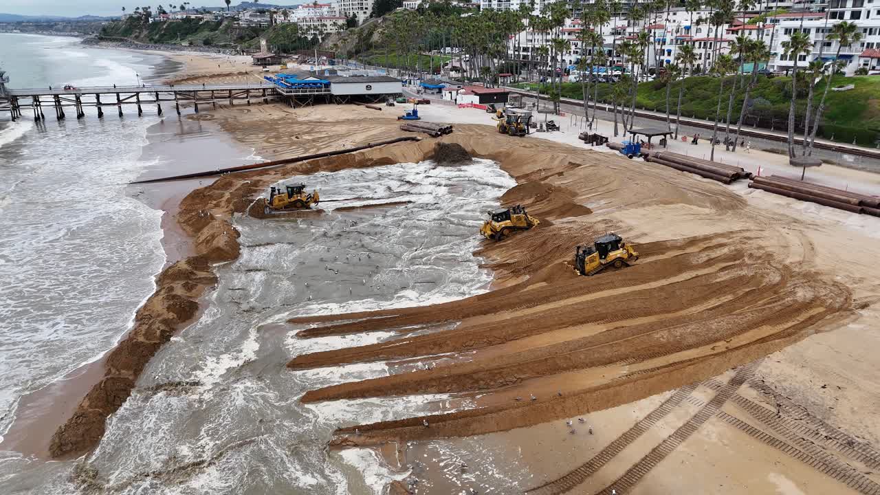las excavadoras restauran la arena de la playa en san clemente para la preservación costera, vista aérea