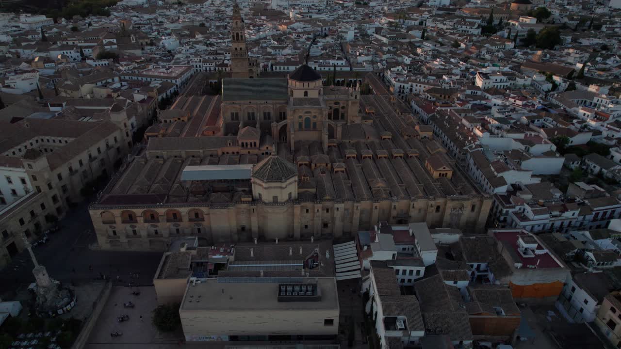 vista aérea circular de la mezquita-catedral en córdoba, españa durante la hora azul