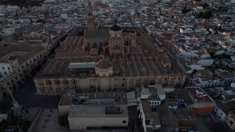 vista aerea circolare della moschea-cattedrale di cordoba, in spagna durante l'ora blu