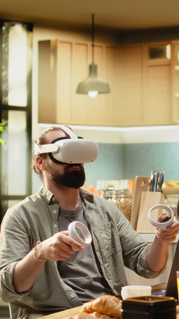 Video verticale: Professionista che usa occhiali VR al tavolo e lavora da remoto