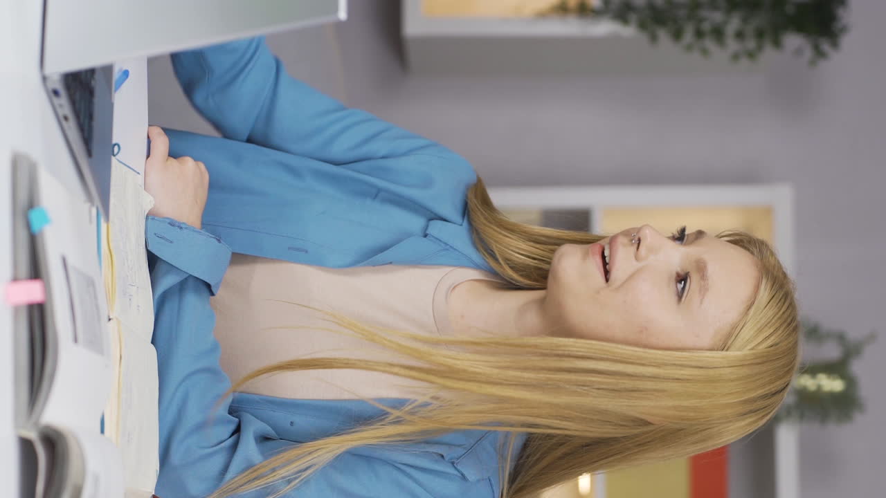 вертикальное видео успешной студентки счастлива и полна радости.