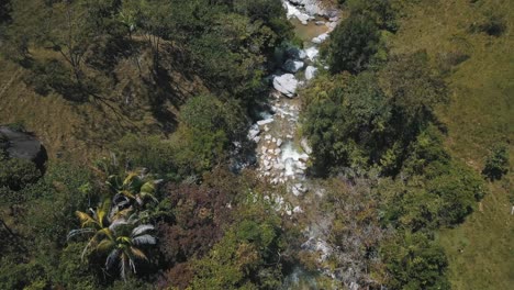 Drone-Vista-Aérea-De-Pájaro-De-Un-Río-Con-Enormes-Rocas-Y-Agua-Que-Fluye-En-Colombia