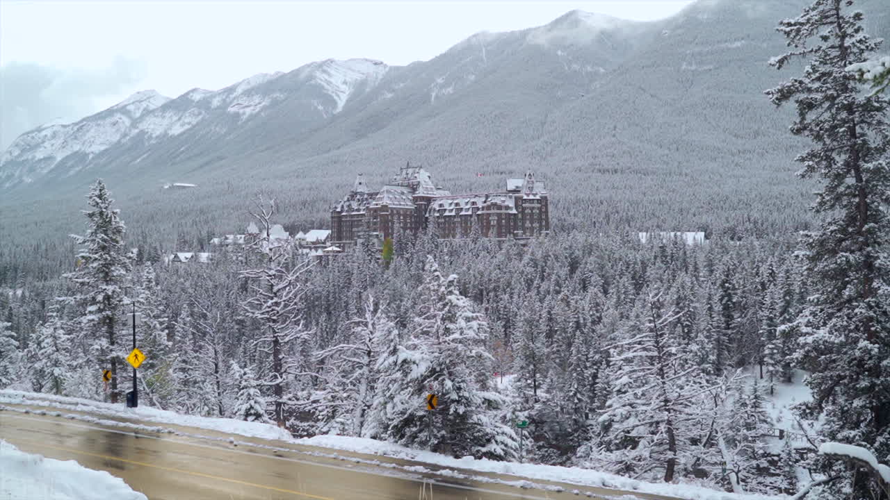 Hotel-castello resort innevato nelle Montagne Rocciose canadesi a Banff, Alberta