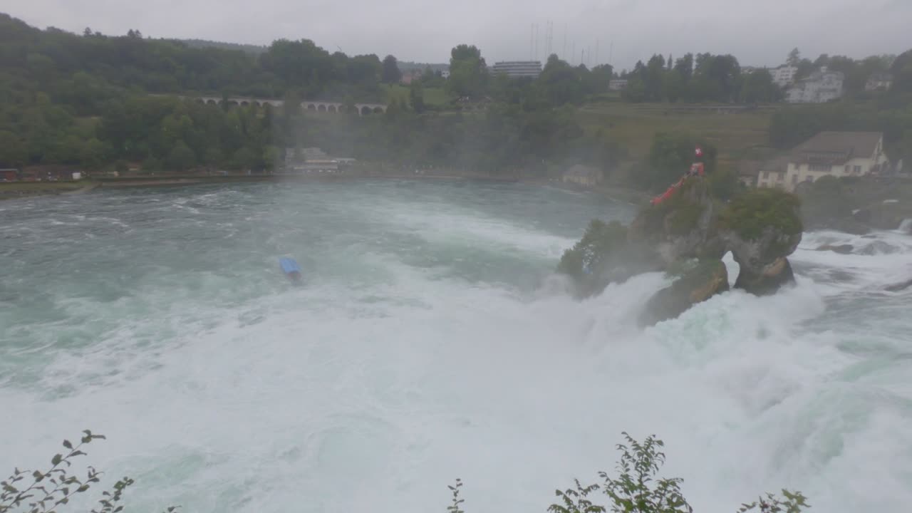 rin cae cascada aguas turbulentas, vista panorámica, suiza