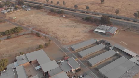 Toma-Aérea-Sobre-Una-Escuela-Al-Lado-De-Una-Carretera-Nacional-Durante-El-Invierno