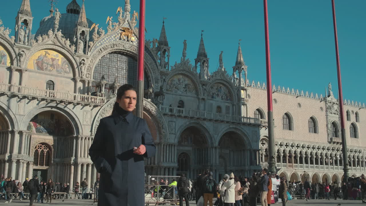 이탈리아 베네치아의 성 마르코 광장에 있는 여인