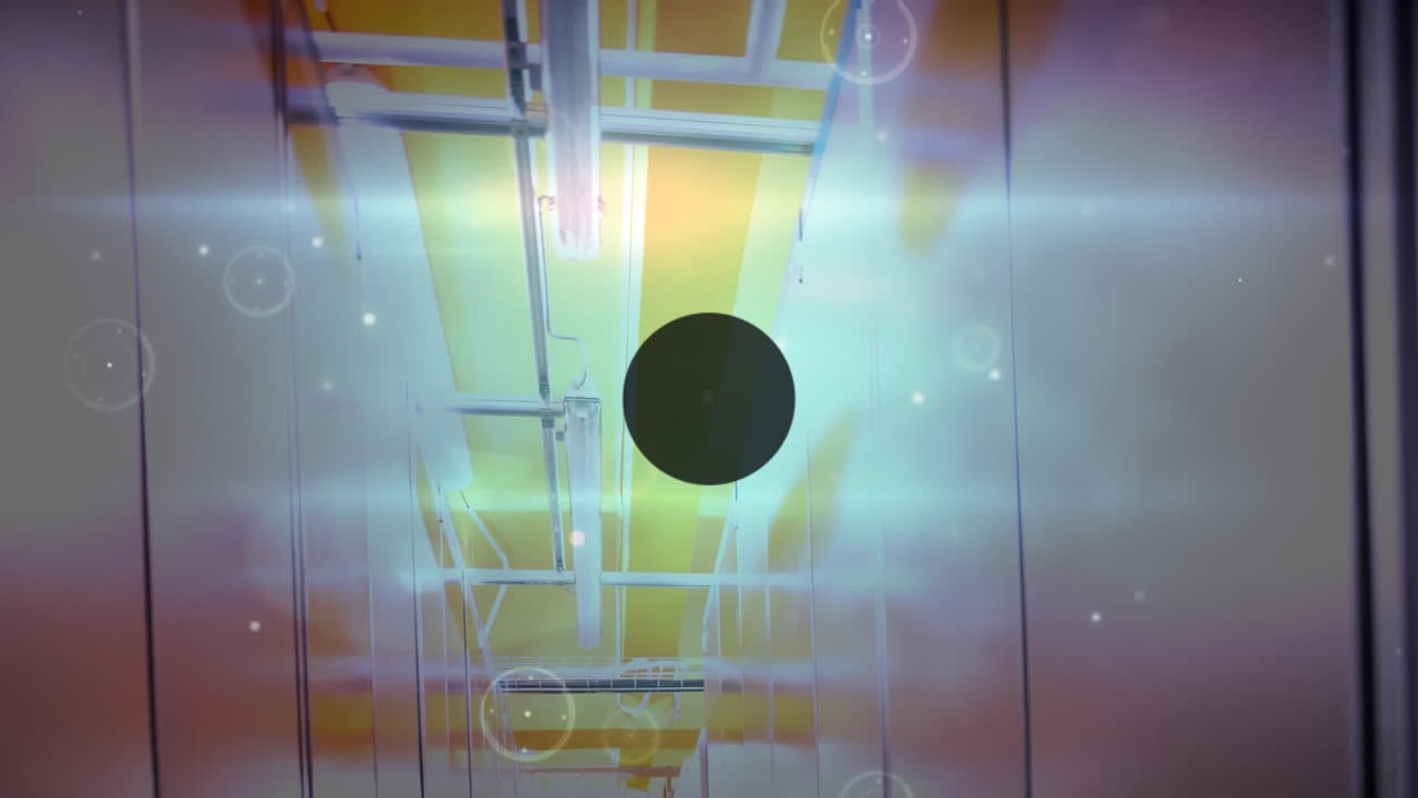 animación del procesamiento de datos a través de la red de conexiones y la sala de servidores