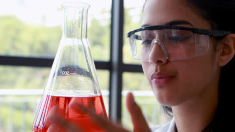 Una-Colegiala-Atenta-Haciendo-Un-Experimento-Químico-En-El-Laboratorio.