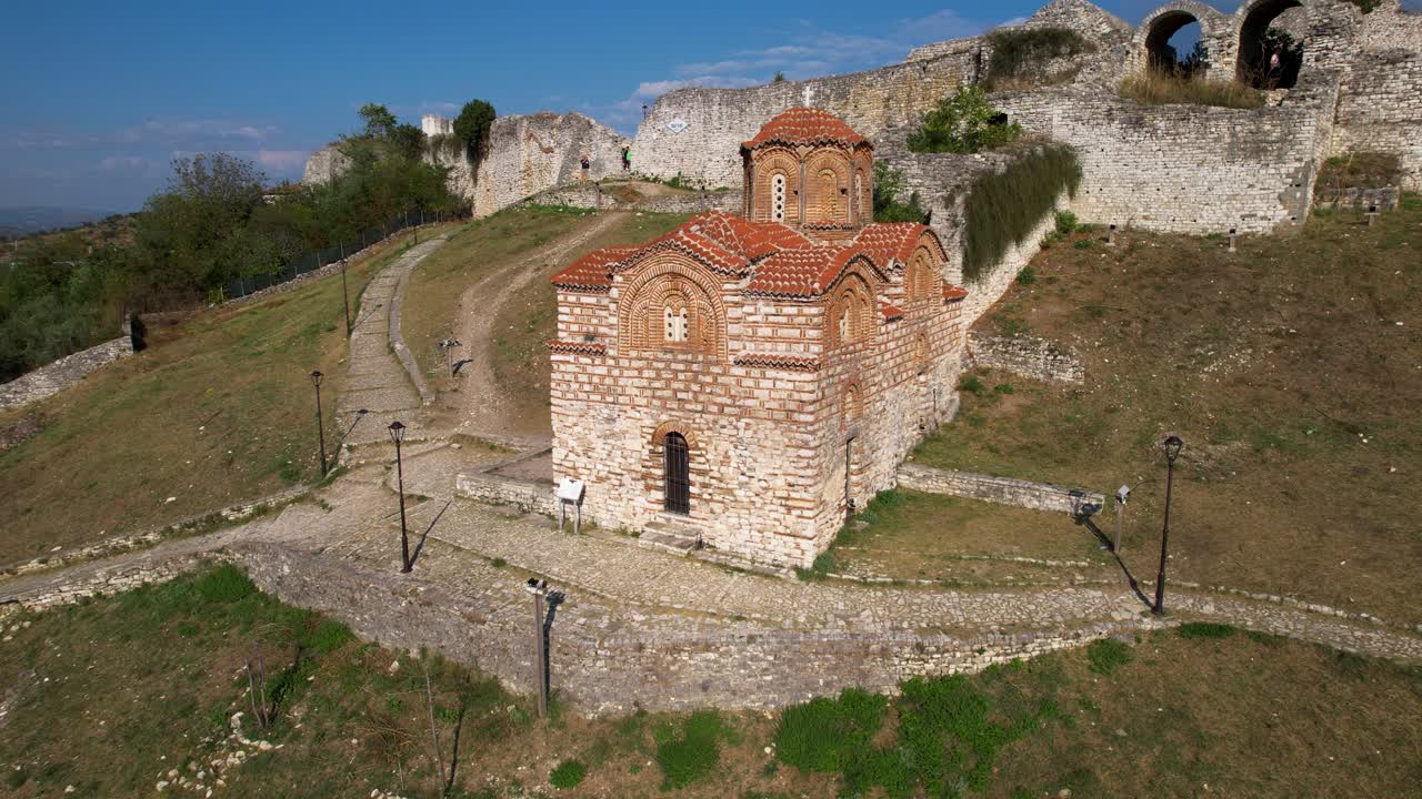 antigua iglesia ortodoxa en berat patrimonio de la ciudad de la unesco con azulejos rojos y paredes de piedra en la ladera del barrio del castillo