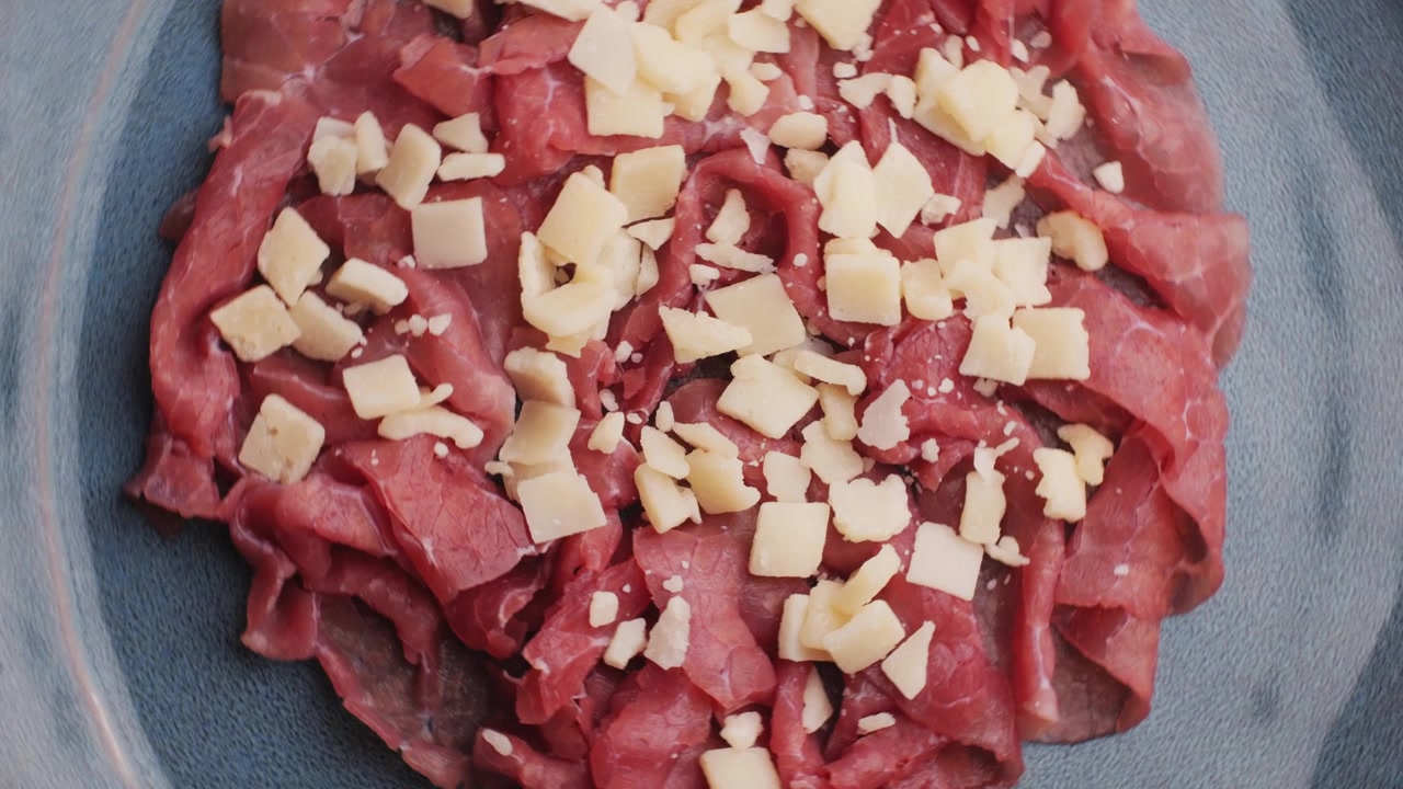 Primo piano di carpaccio di manzo con Parmigiano
